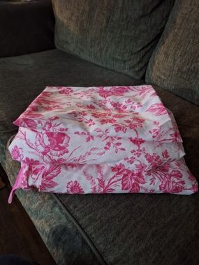Betsey Johnson Pink Floral  - White and Hot Pink Sheet Set.Queen .1 Pilliw Case